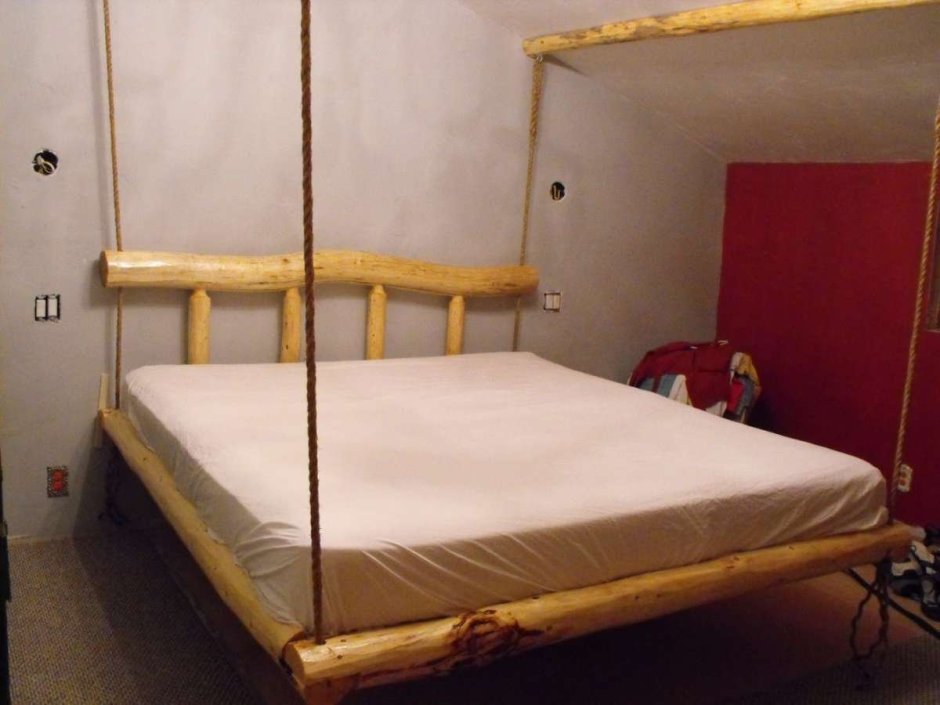 Кровать на цепях подвесная