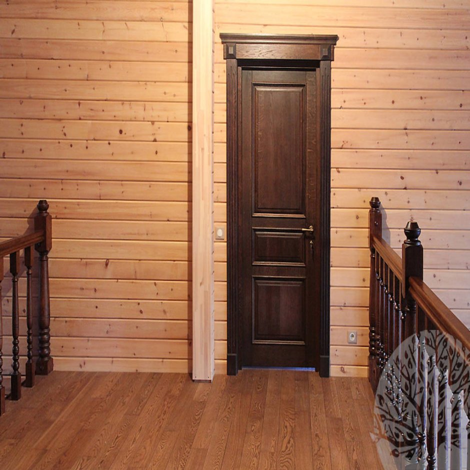 Двери в доме из бруса