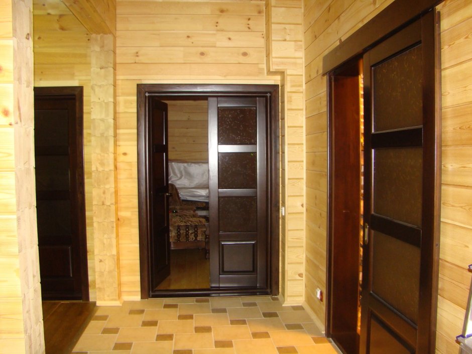 Двери в доме из клееного бруса