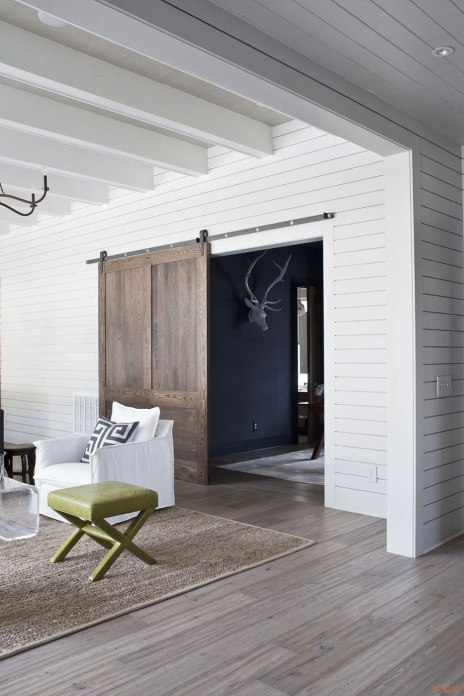 Белая деревянная вагонка в интерьере