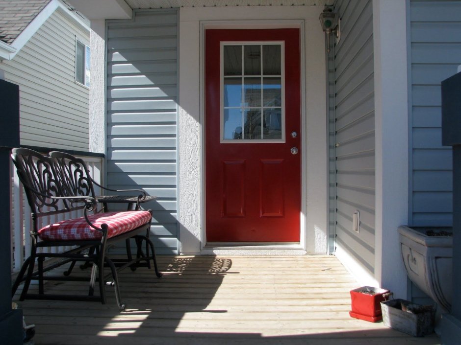 Серый дом с красной дверью
