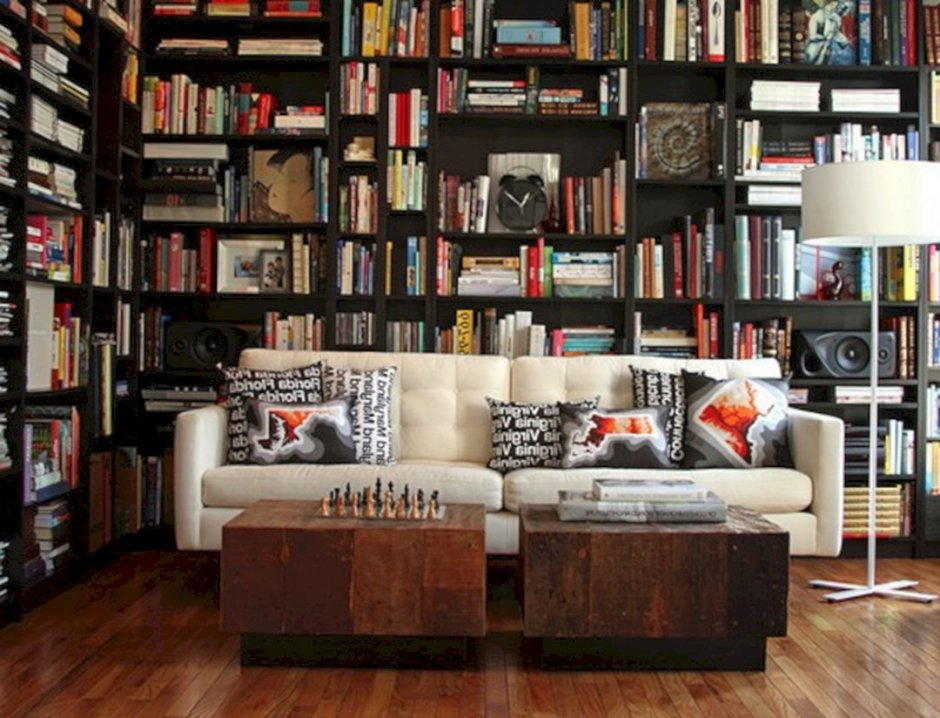 Лестница с книжными полками