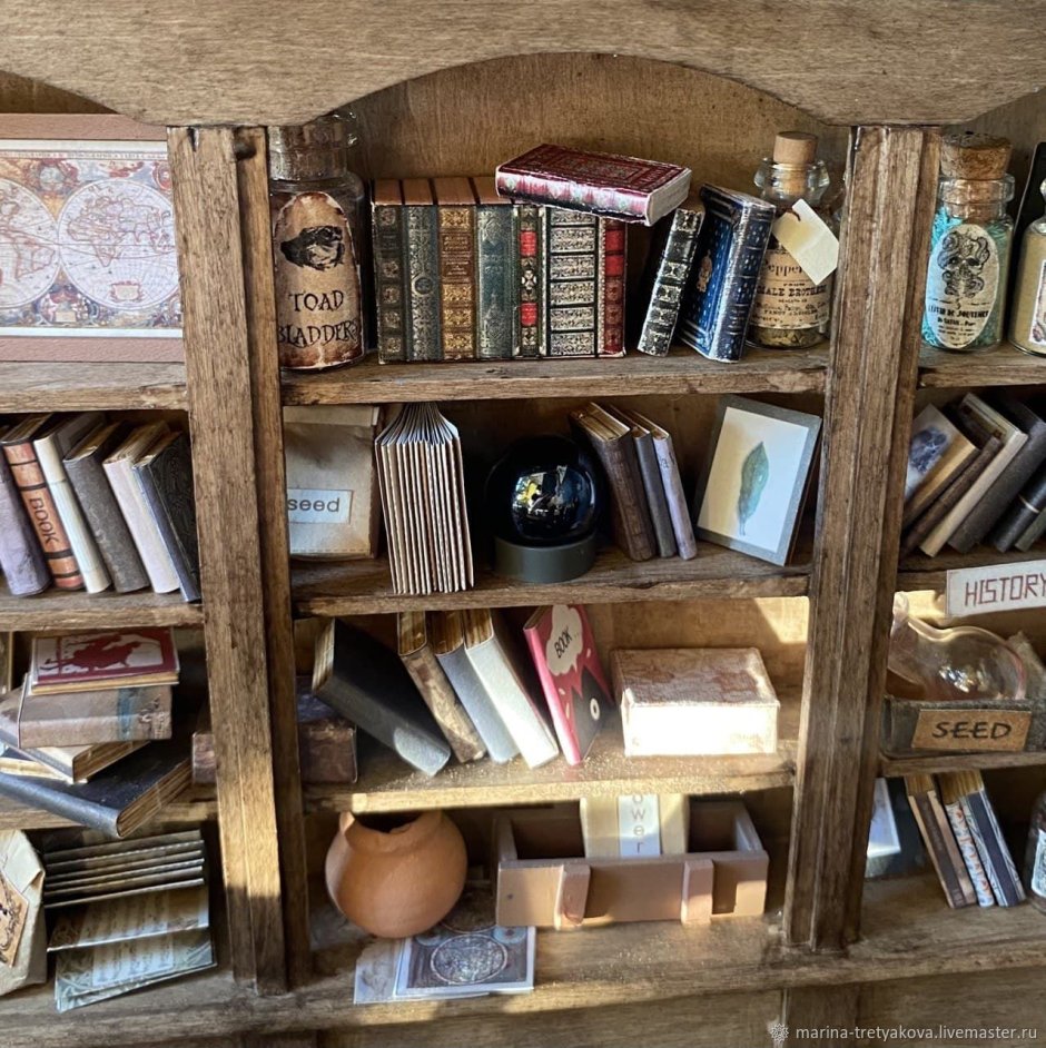 Имитация книжной полки в интерьере