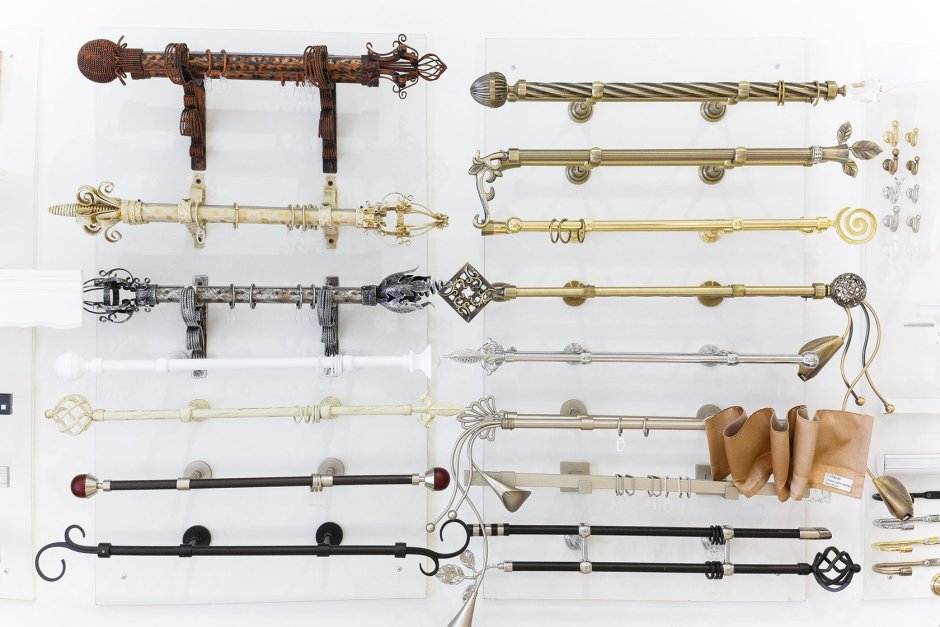 Стенд с карнизами для штор