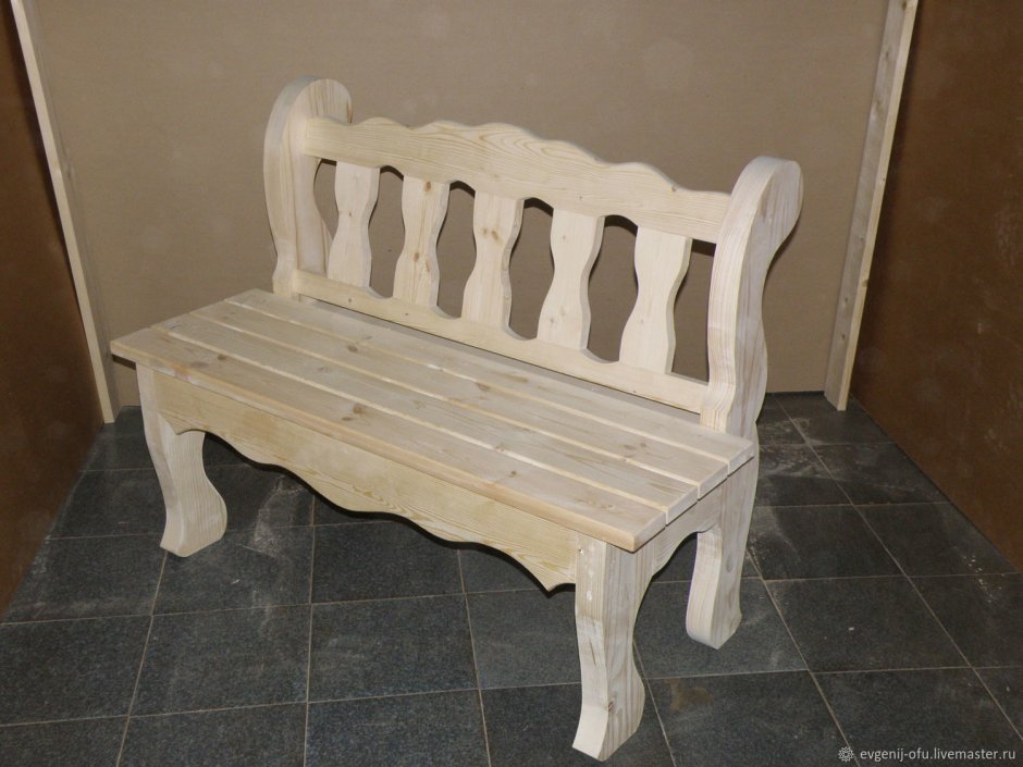 Резные спинки скамеек из дерева