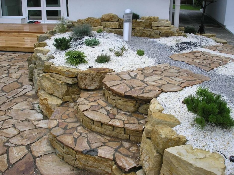 Отделка стены камнем в гостиной