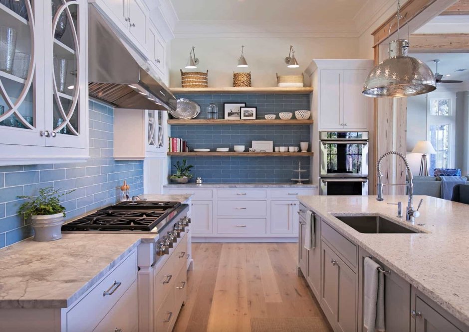 Белая кухня под потолок