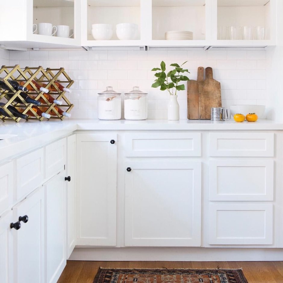 Серая кухня с полками