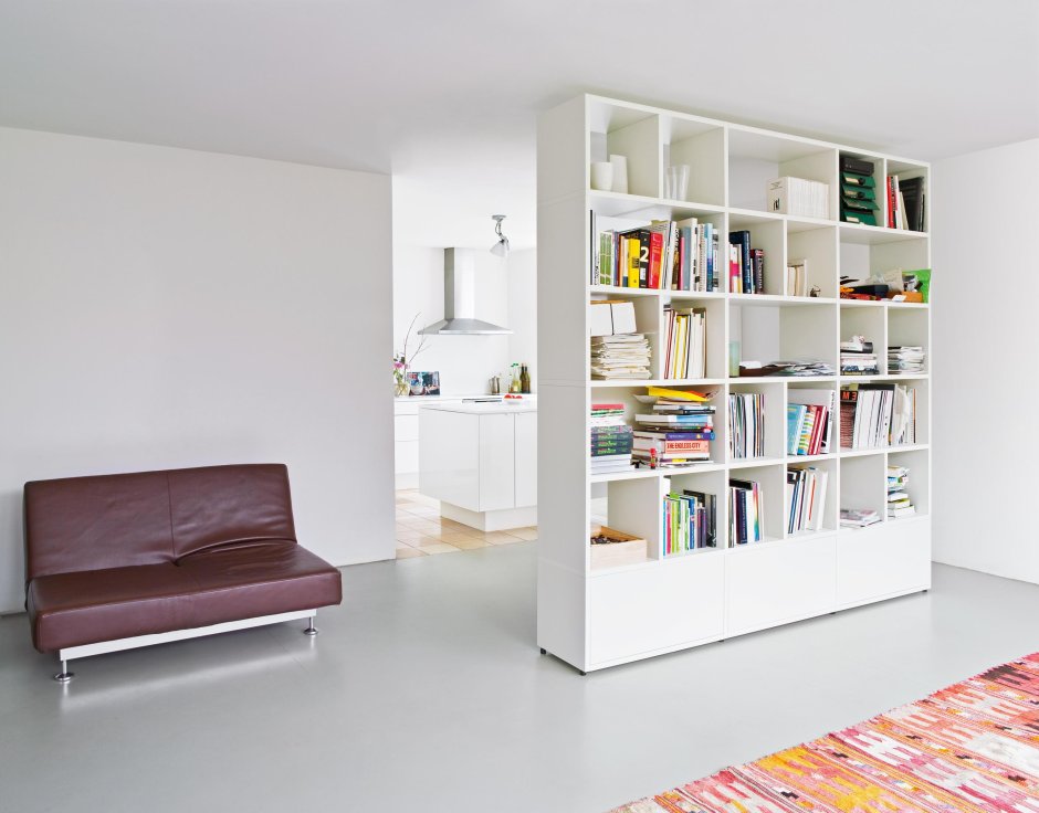 Стеллаж-перегородка для зонирования комнаты