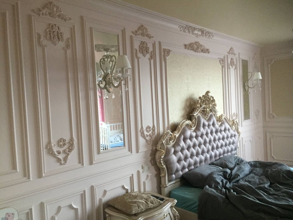 Гипсовые рамки на стенах