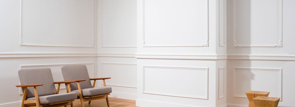 Декор стен молдингами