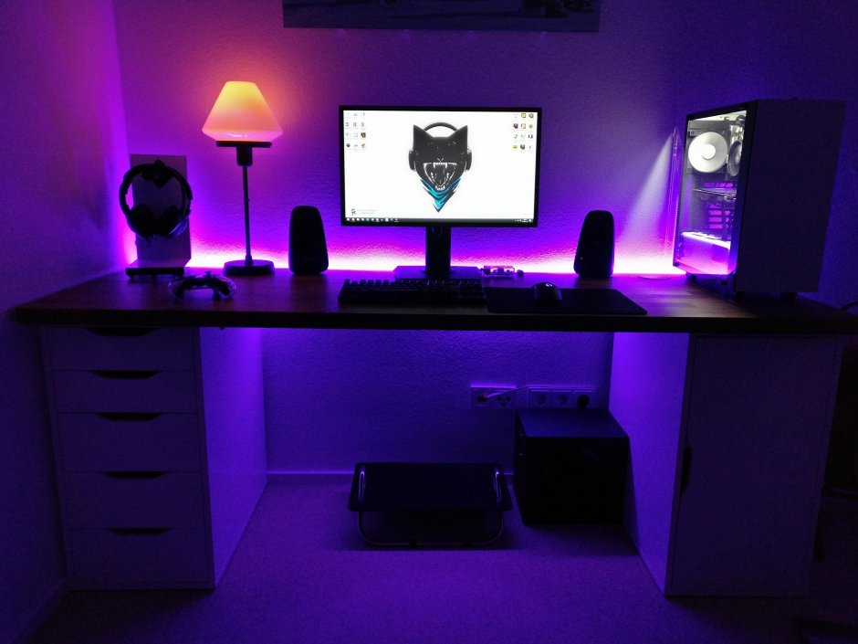 Письменный стол с подсветкой