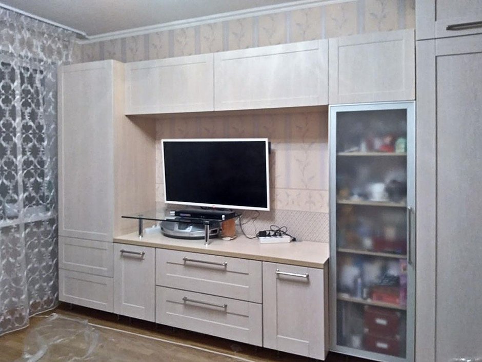 Шкаф-купе в зал на всю стену с телевизором
