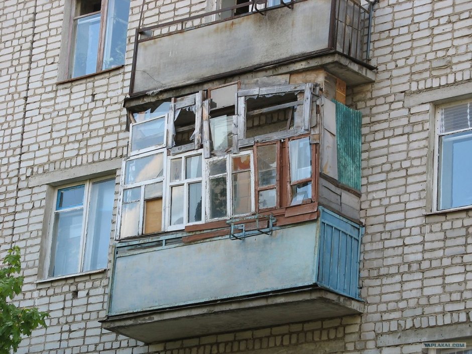 Старый застекленный балкон