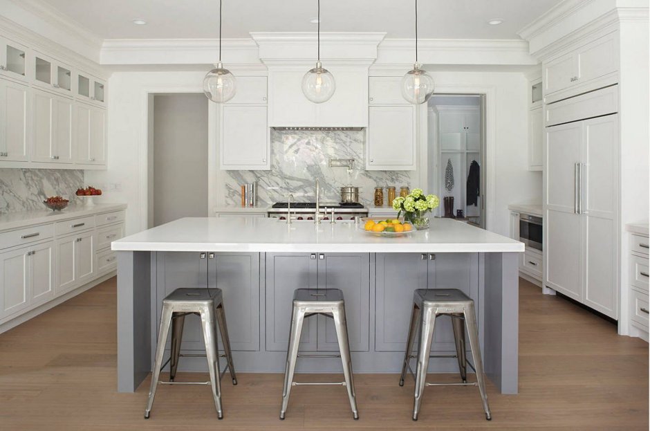 Серая кухня с островом