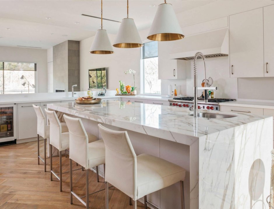 Белый мрамор в интерьере кухни