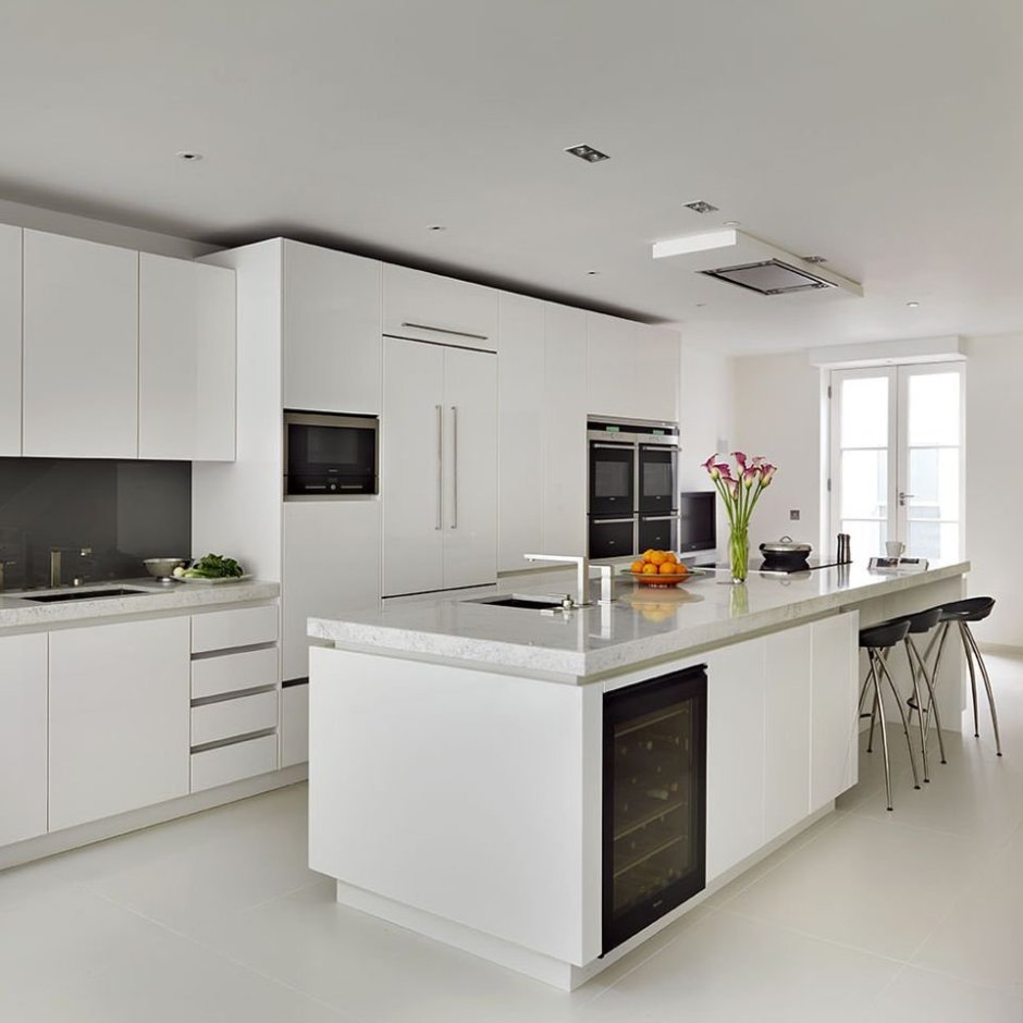 Современная светлая кухня с островом