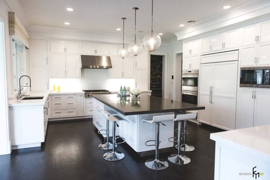 Светлые кухни в современном стиле с островком