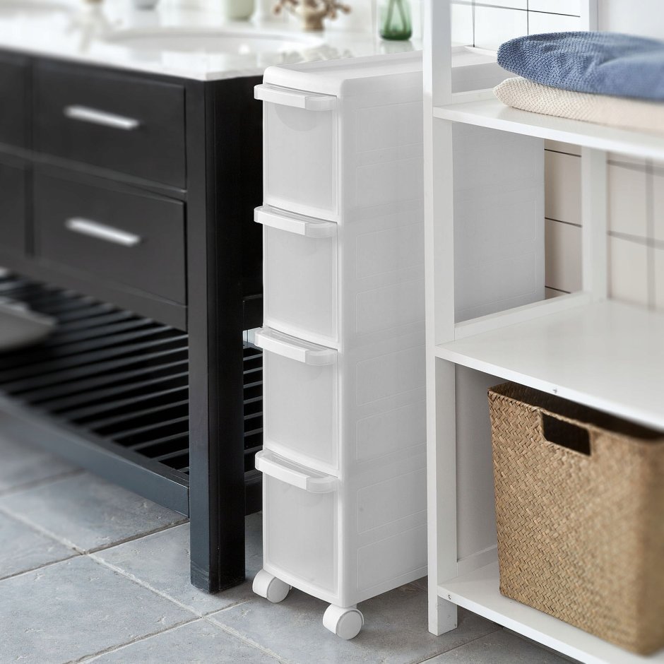 Шкаф мятного цвета открытым верхом в деревенском доме