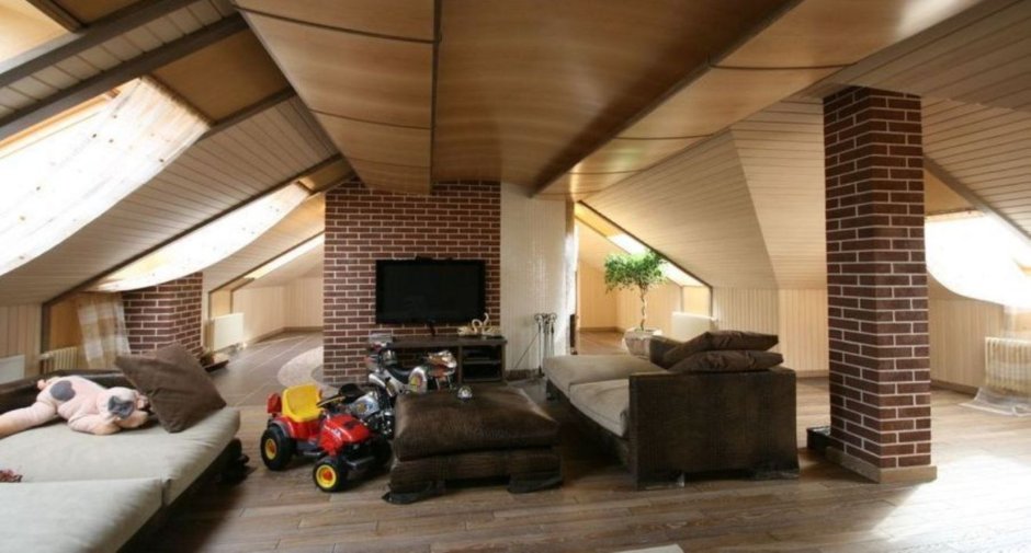 Интерьер дома с шатровой крышей