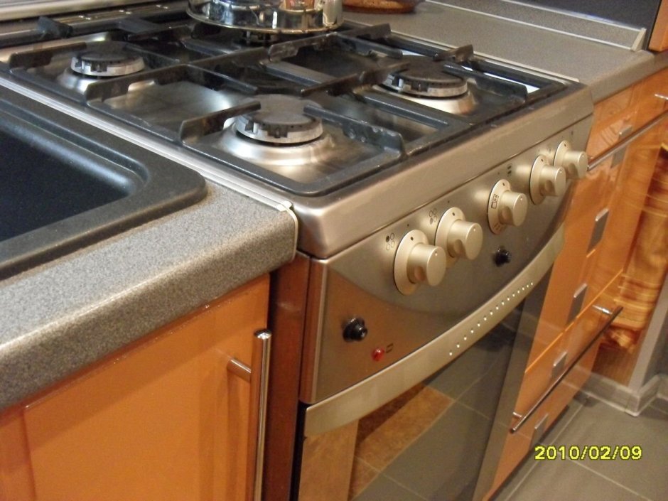 Газовая плита между столешницами