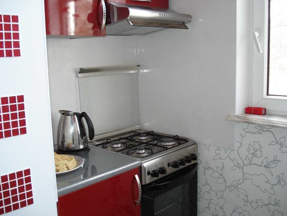 Газовая плита у стены