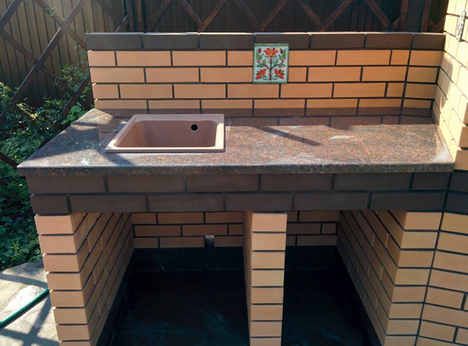 Уличный умывальник из кирпича