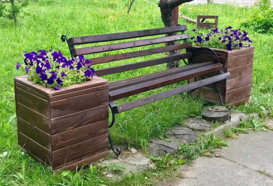 Скамейка Садовая с клумбами