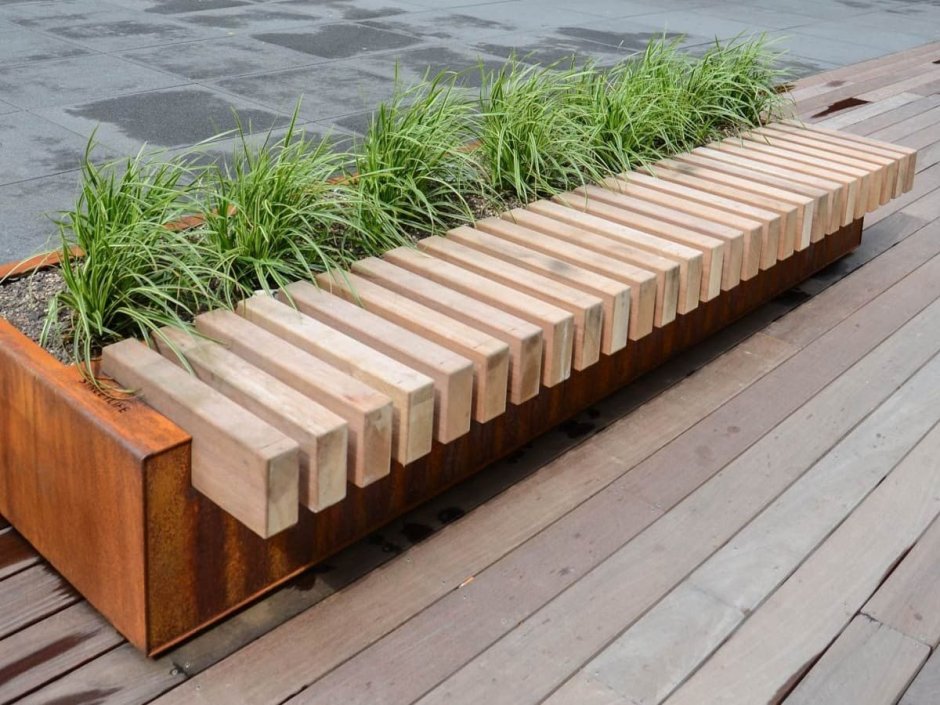 Скамейка с цветником