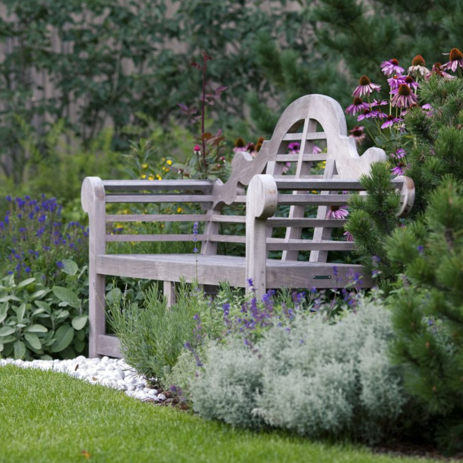 Скамейка в цветах