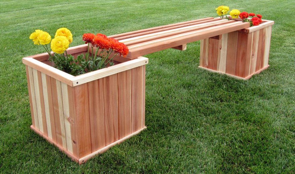 Скамейки с цветами в саду