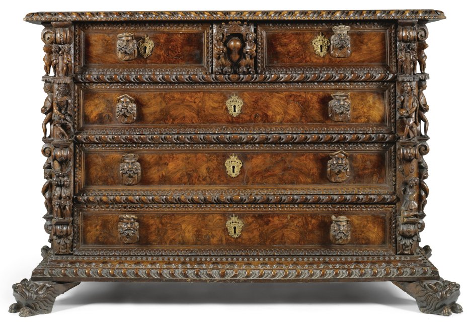 Комод в старинном стиле