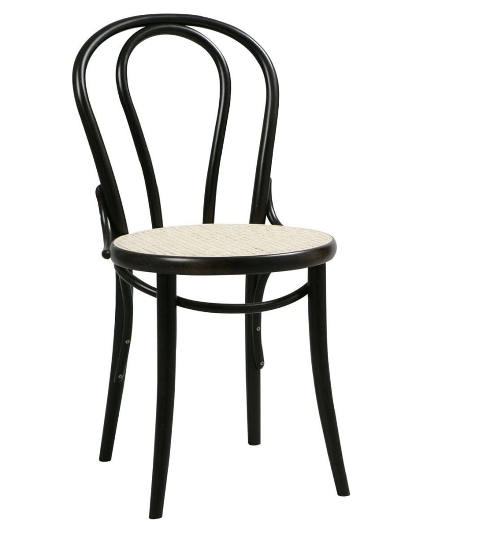 Венский стул 20 века на белом фоне