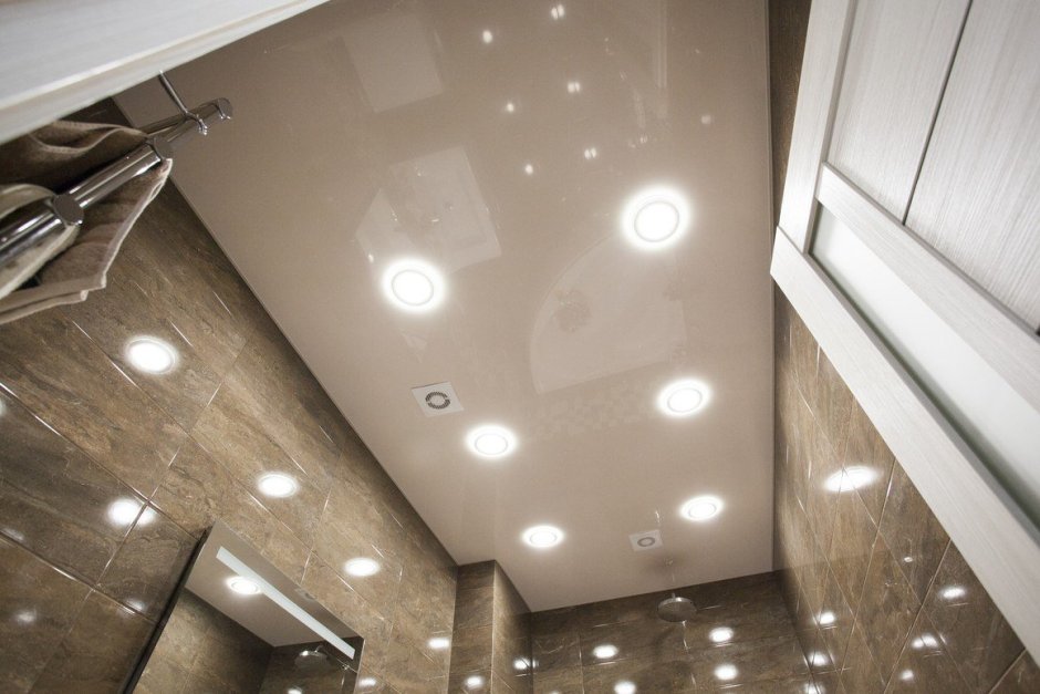 Потолок в ванной с точечными светильниками