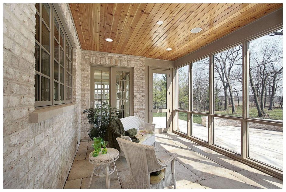 Застекленная деревянная веранда