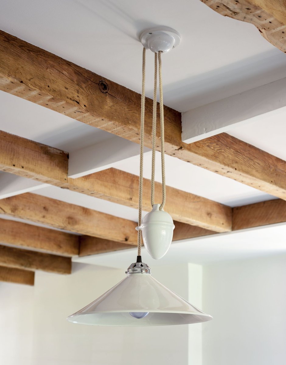 Освещение на кухне в деревянном доме