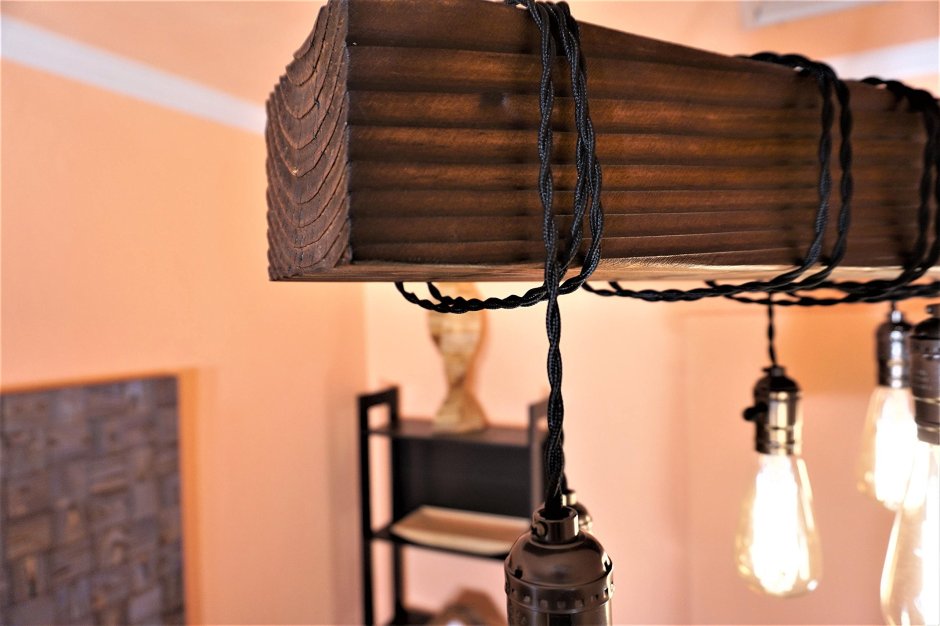 Люстра на балке в интерьере