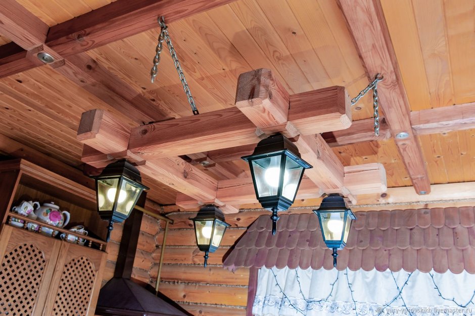 Натяжной потолок с балками