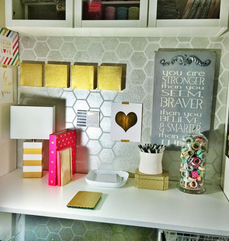 Декор письменного стола