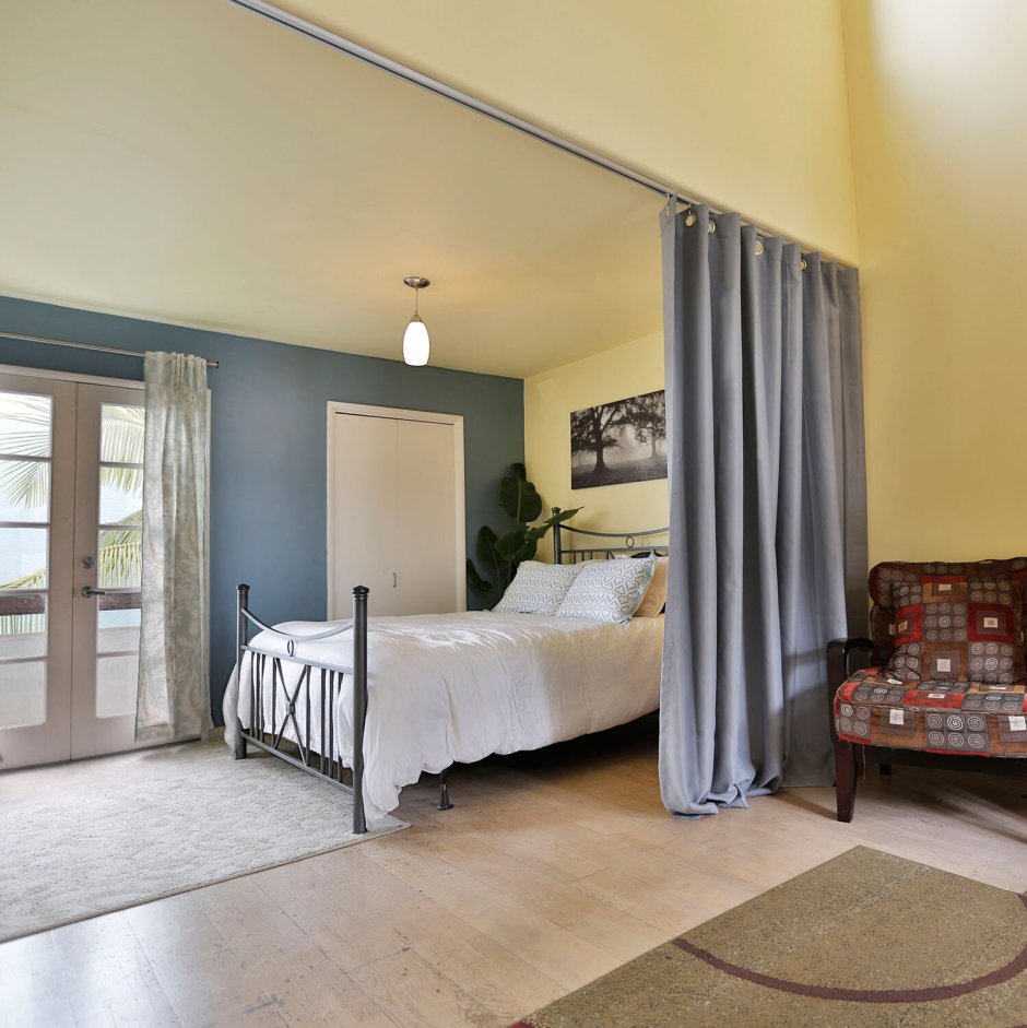 Зонирование комнаты шторами