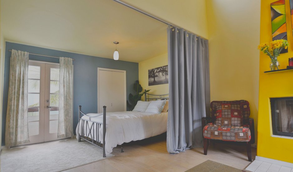 Карниз для зонирования комнаты шторами