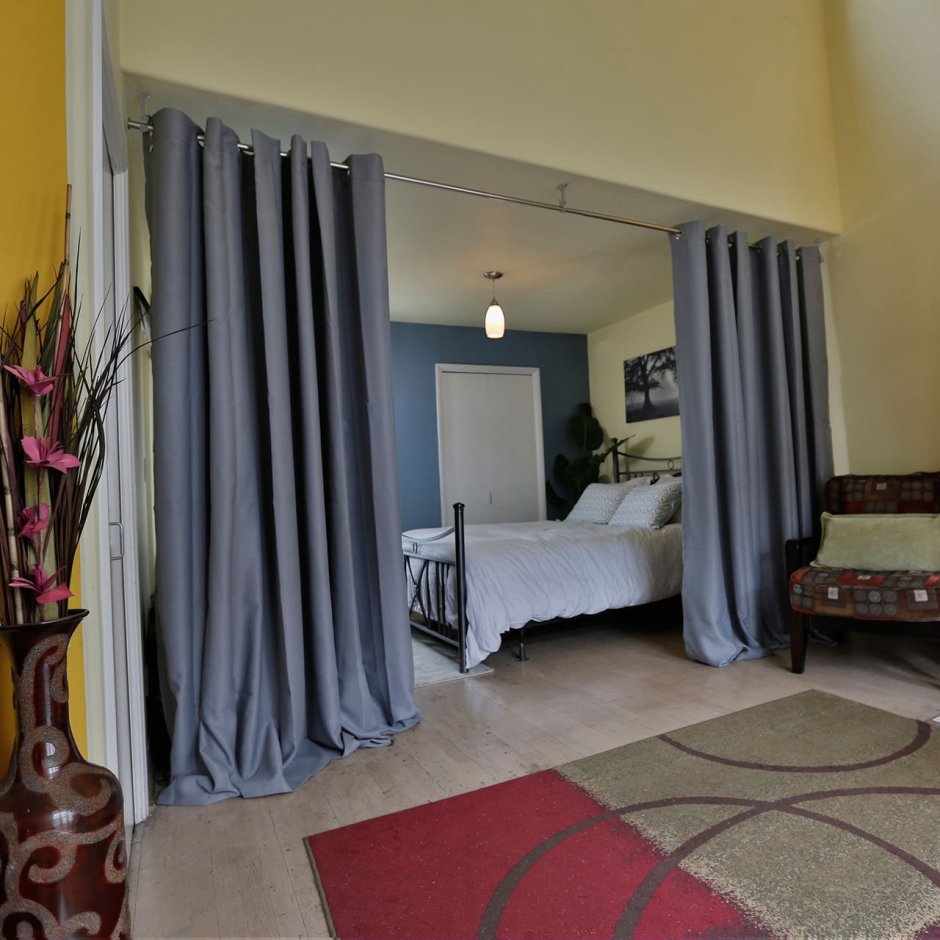 Зонирование комнаты шторами