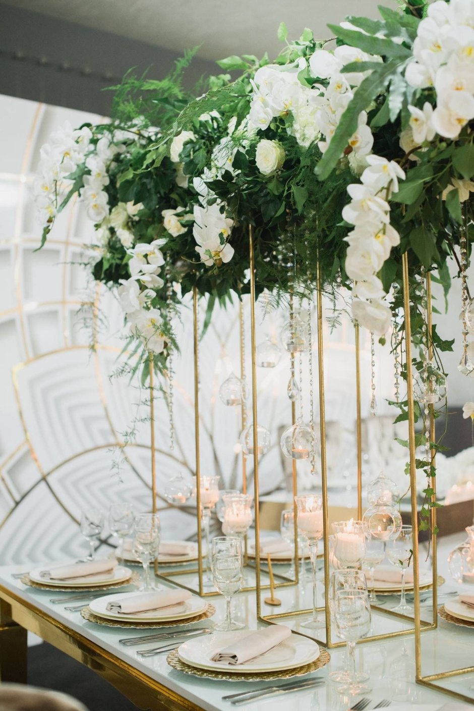 Цветочная композиция на стойке