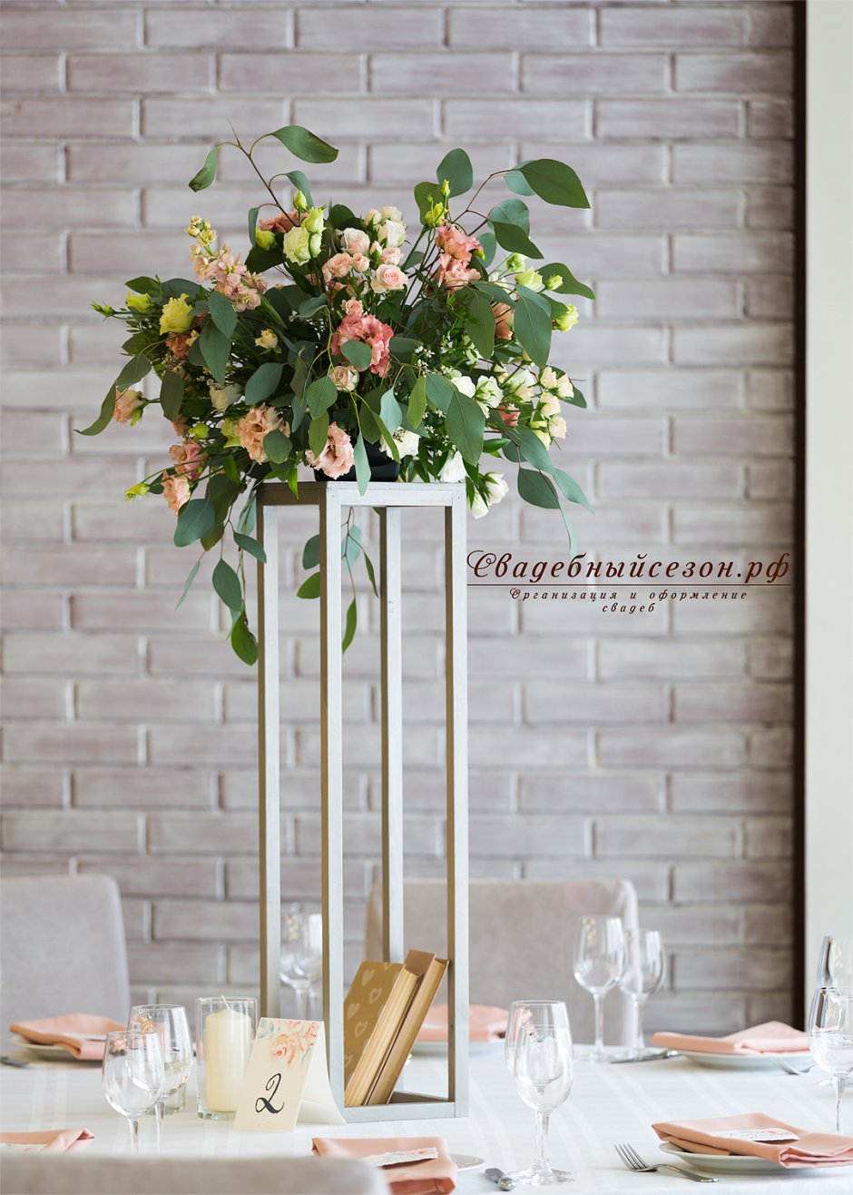 Стойка с цветами на свадьбу