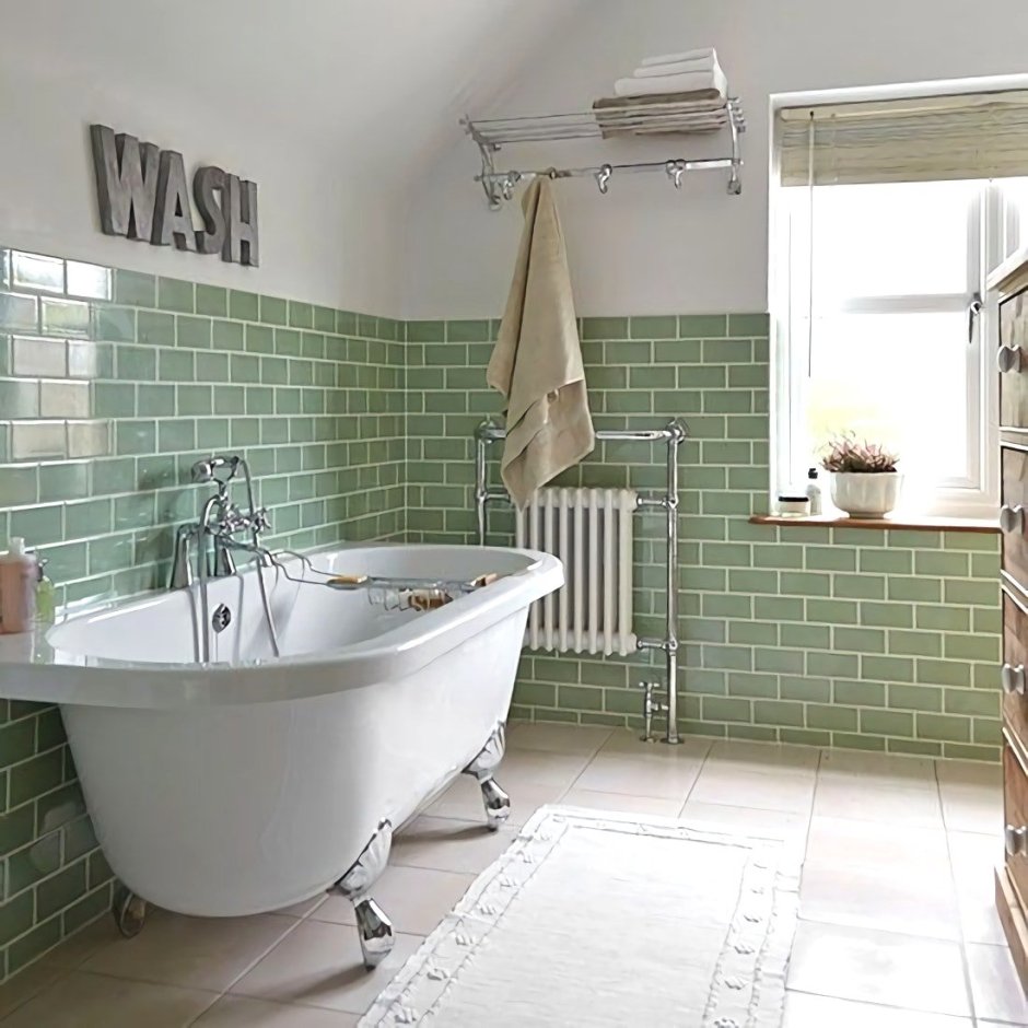 Ванная с плиткой до середины стены