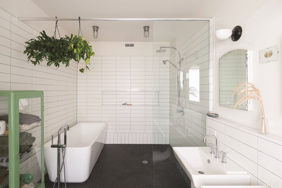 Белая плитка в ванной