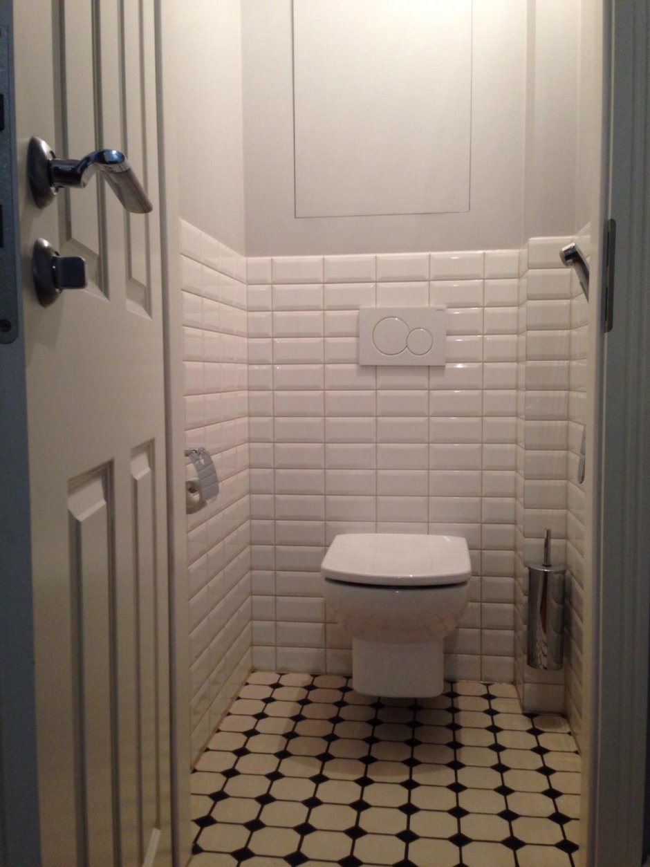 Белая плитка в туалете