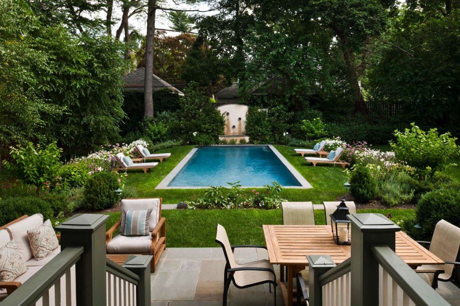 Красивый ландшафт с бассейном