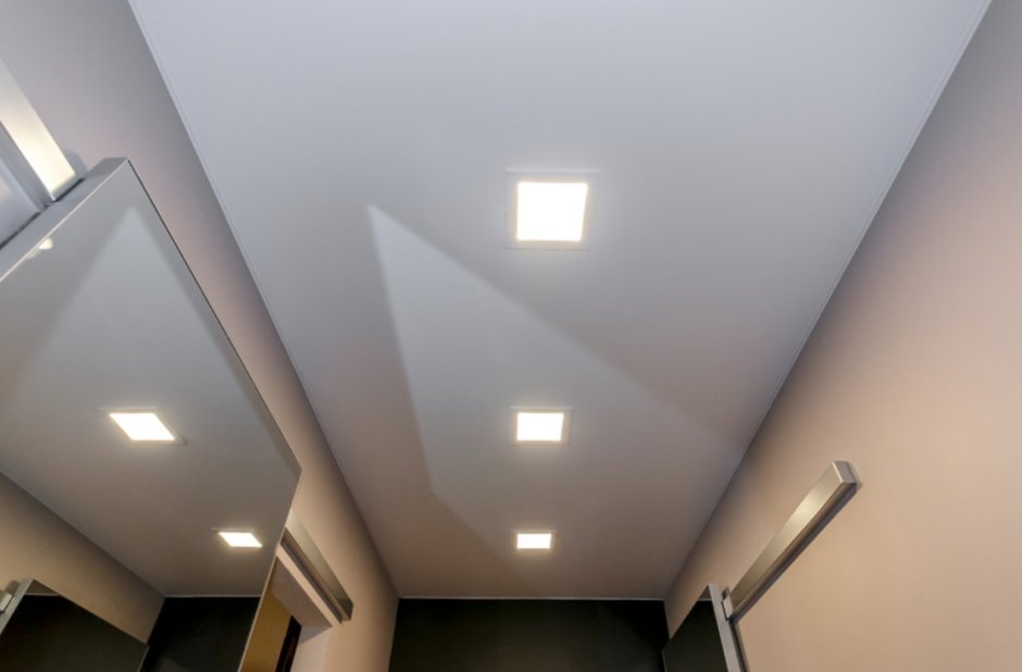 Квадратные лампочки на натяжном потолке