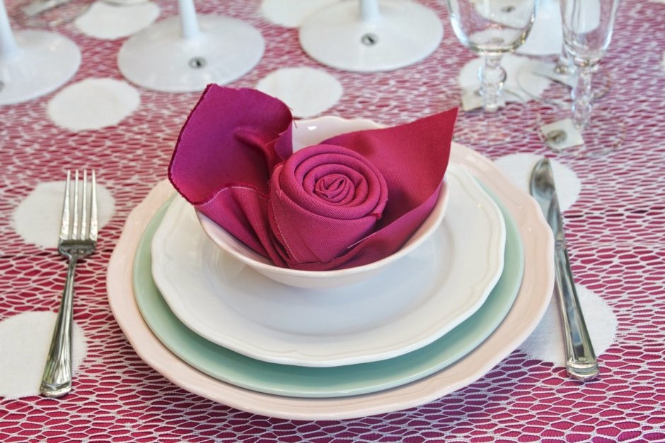 Роза из салфетки тканевой